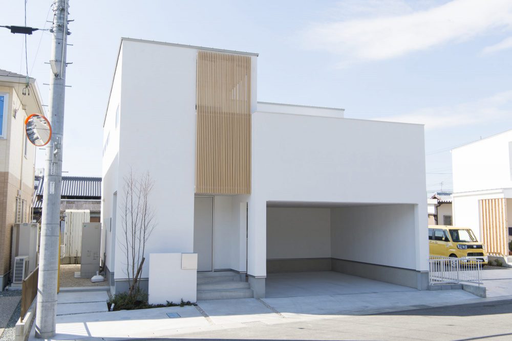 白と木でデザインされたビルドインガレージ 三重の注文住宅工務店ハウスクラフト施工事例
