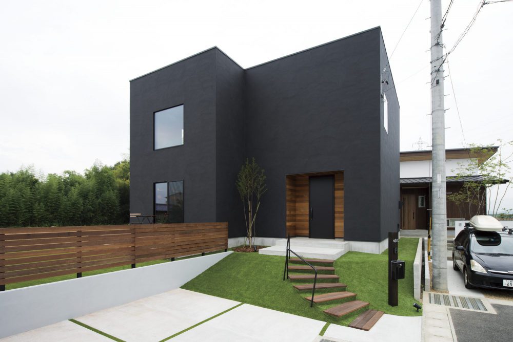 重厚感のある黒い塗り壁のデザイン住宅
