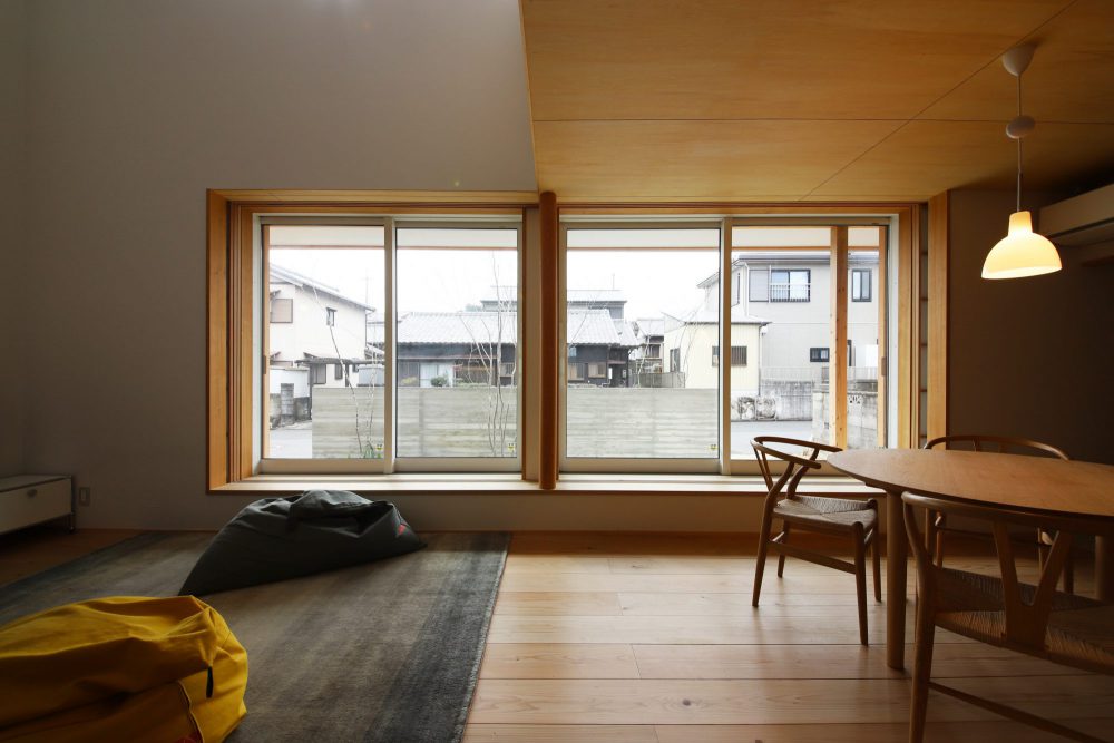 大きな窓の和モダンな居間 三重県の注文住宅工務店ハウスクラフト