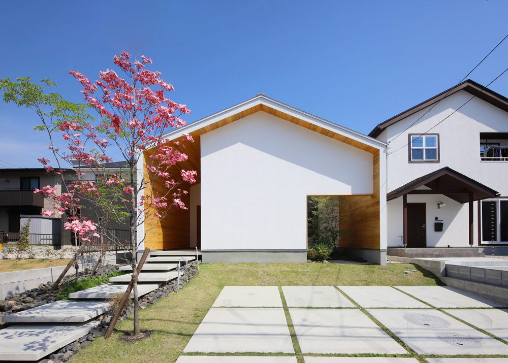 三角屋根と木の板張りがナチュラルな白い平屋の注文住宅 外観