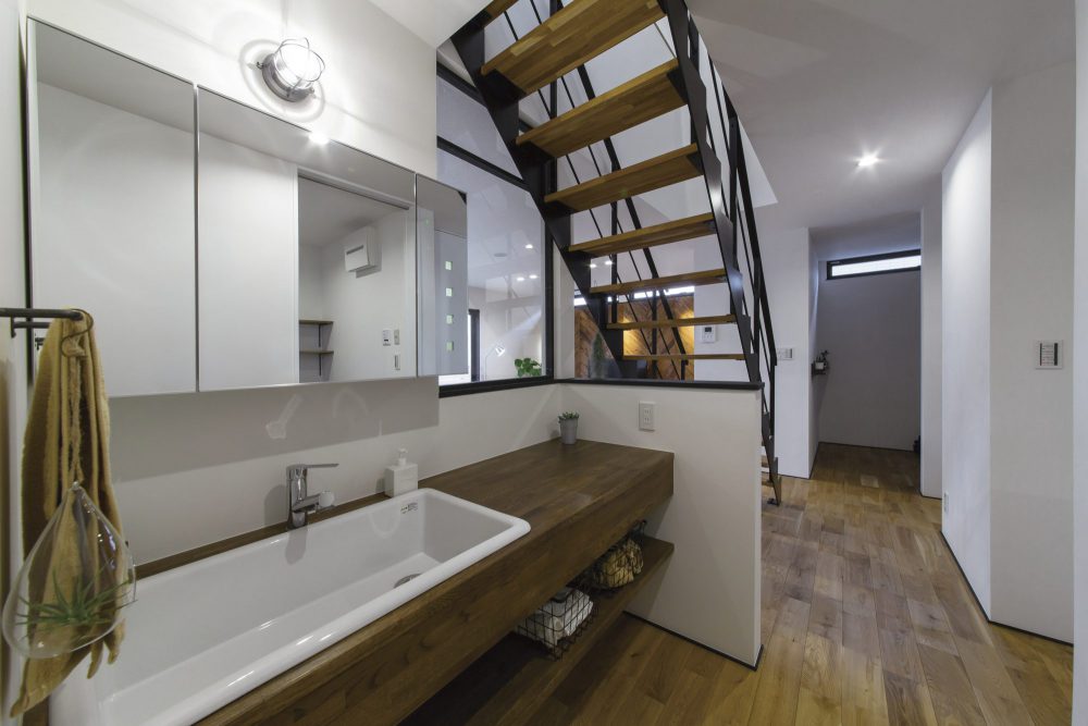 スケルトン階段下のヴィンテージ調の造作洗面台で空間を有効活用