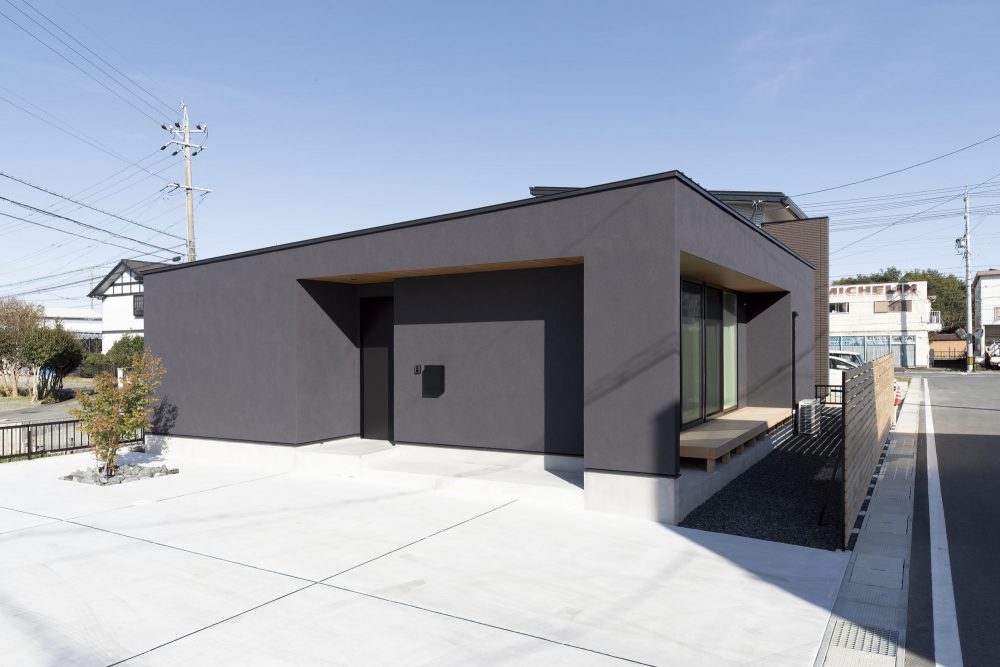 広がりを生むシックな平屋 住宅外観 黒い箱型の平屋 三重県の注文住宅の平屋はハウスクラフト