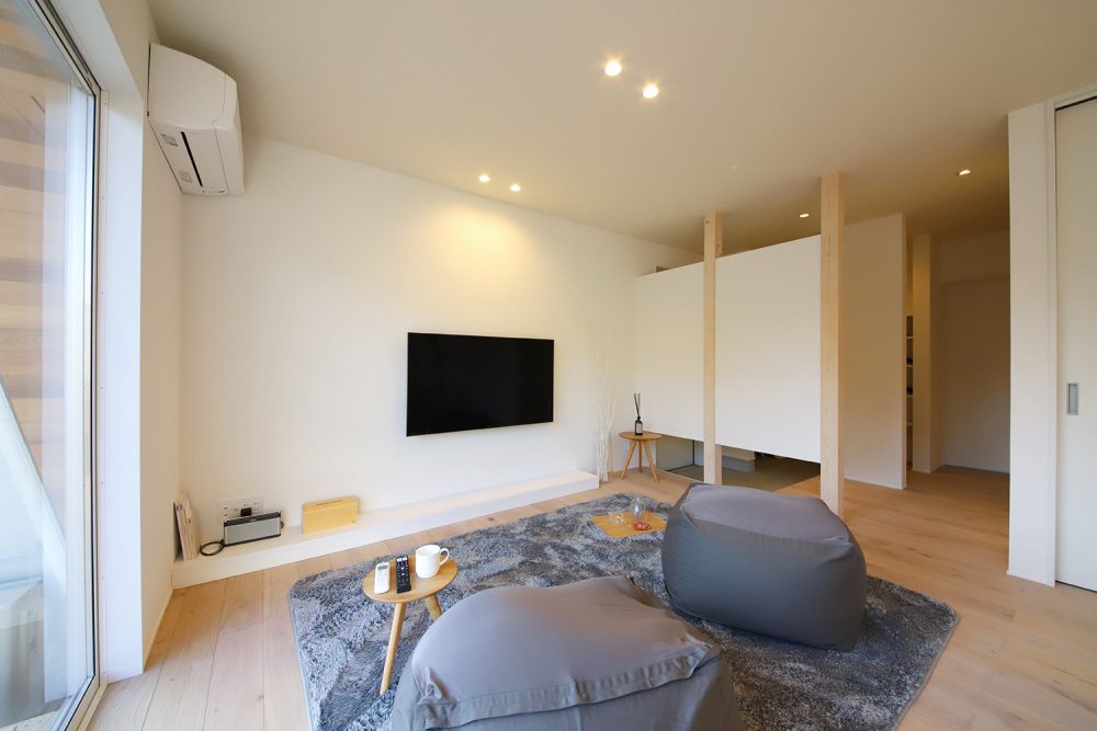 ハウスクラフトの平屋モデルハウス 壁付けテレビで解放感のあるリビング