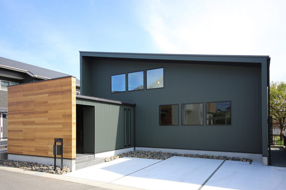 緑のガルバリウム鋼板＋板張りがアクセントの平屋 注文住宅施工事例からお家の第一印象を紹介