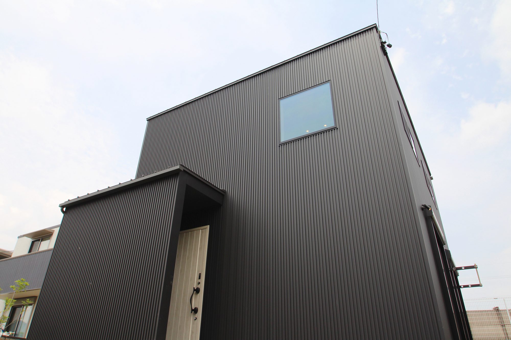 ツートンカラーのガルバリウム鋼板のお家 注文住宅施工事例からお家の第一印象を紹介
