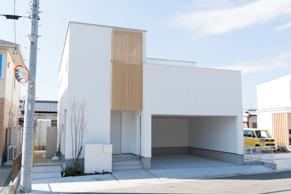 木の格子が特徴的な白いお家 ビルトインガレージ付き ハウスクラフト注文住宅施工事例