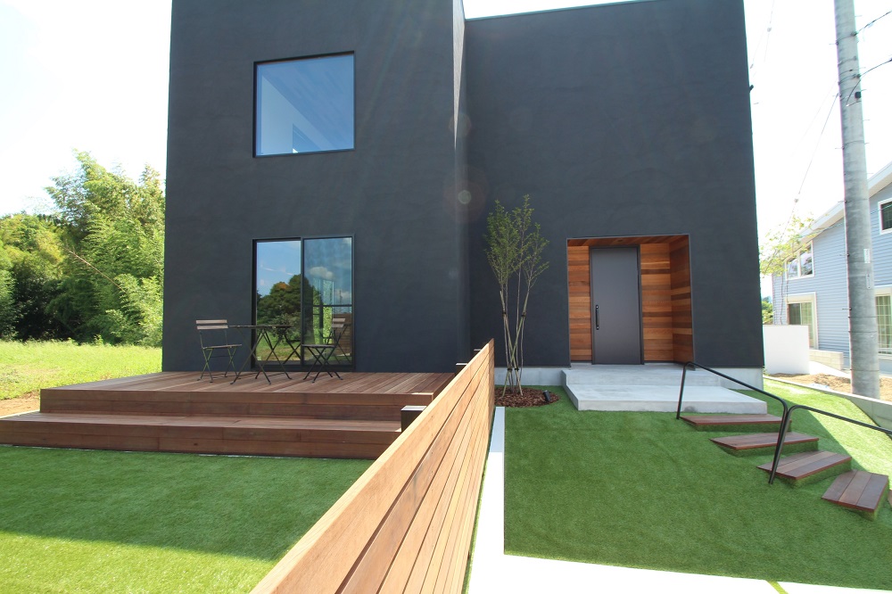 ウッドデッキに木製フェンス、人工芝と木のアプローチで自然なデザインの外構 注文住宅ハウスクラフト施工事例