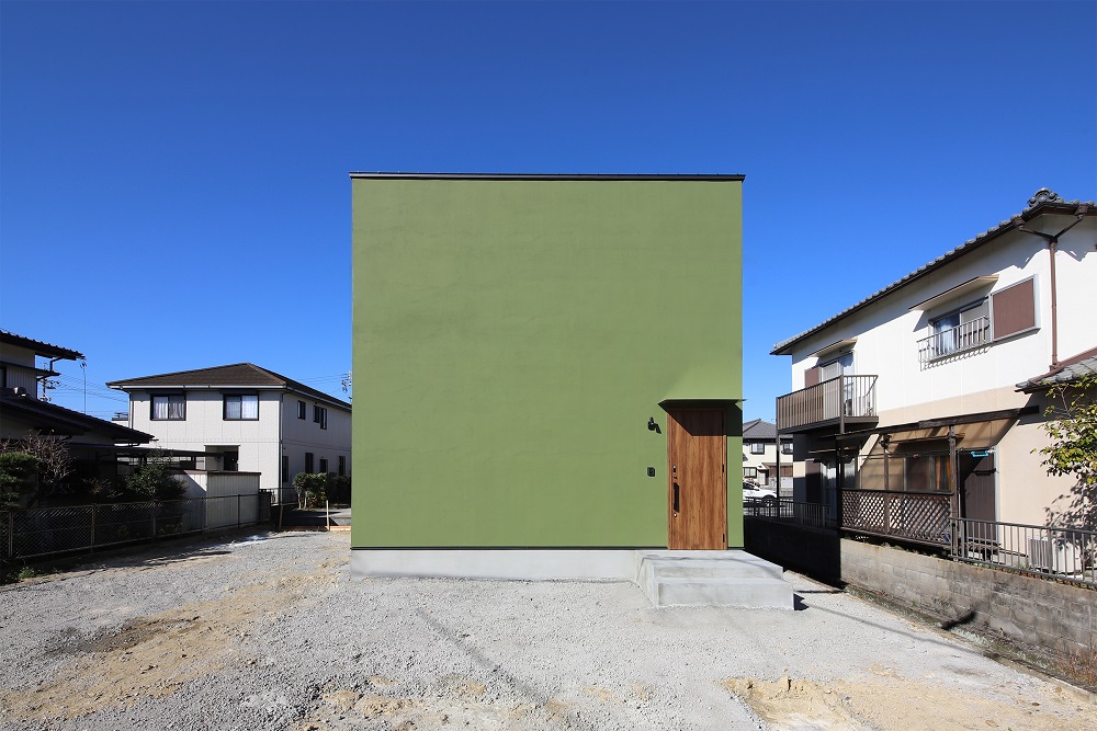 注文住宅施工事例からお家の第一印象を紹介 緑の塗り壁の箱型のお家
