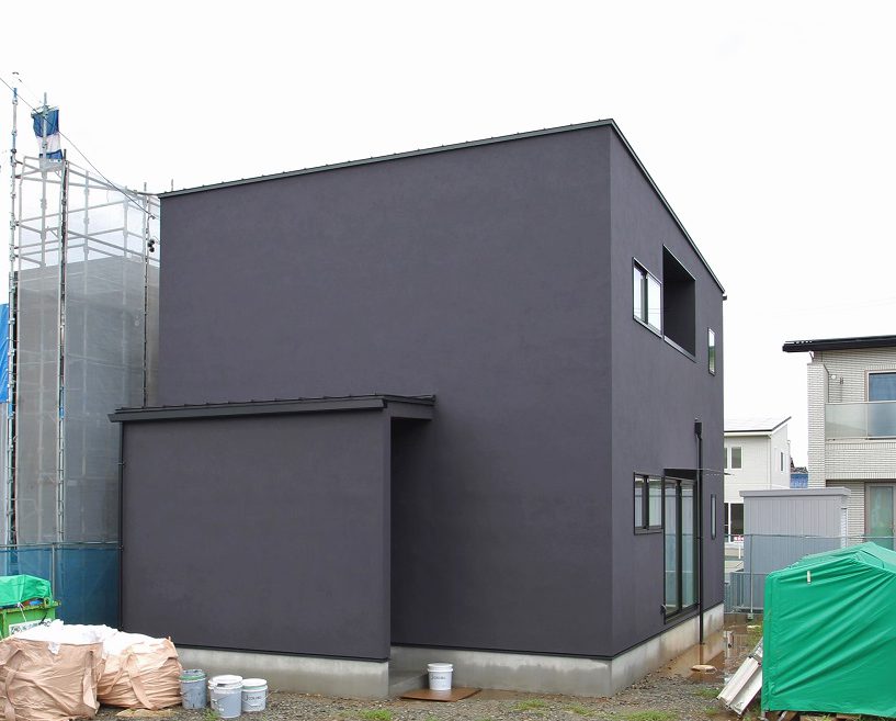 注文住宅施工事例からお家の第一印象を紹介 黒い塗り壁のお家