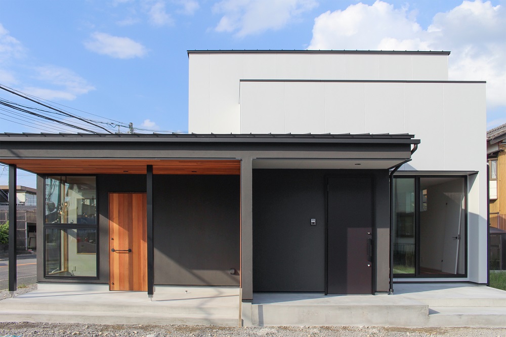 本物の木材ドア＋黒のアルミドア玄関 店舗併設住宅 ハウスクラフト注文住宅施工事例