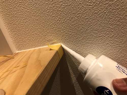 コーキングの先端を斜めにカットして壁紙の隙間部分に充填 壁紙クロスのDIYメンテナンス方法