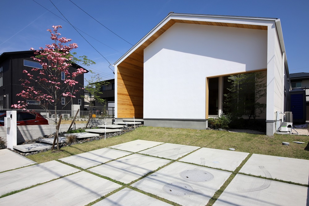 内側が板張りの三角屋根の平屋 切妻タイプ ハウスクラフト注文住宅施工事例