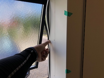 滑り出し窓の網戸の取り付け方