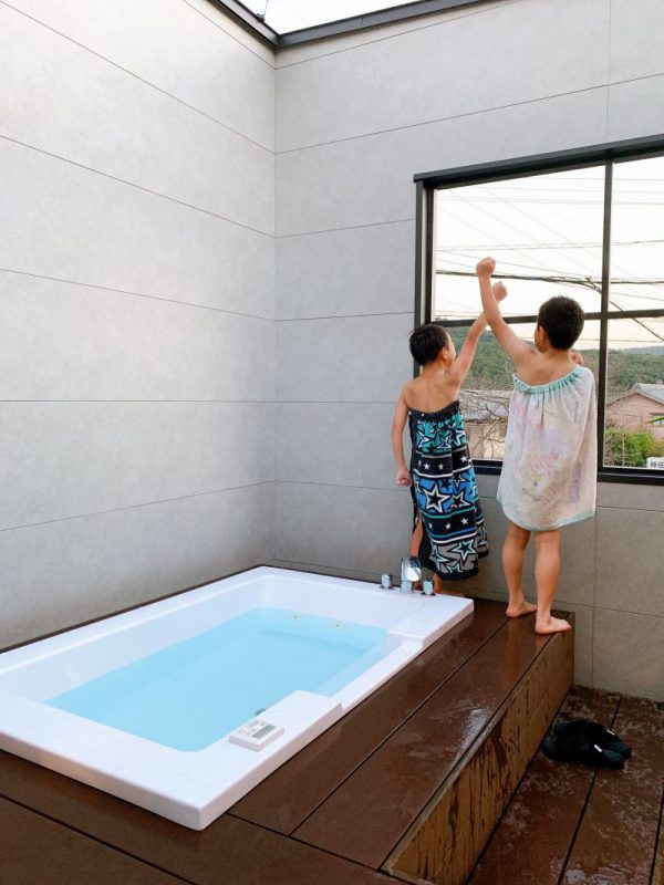 グランピングハウスGLAMPのプールで水遊び