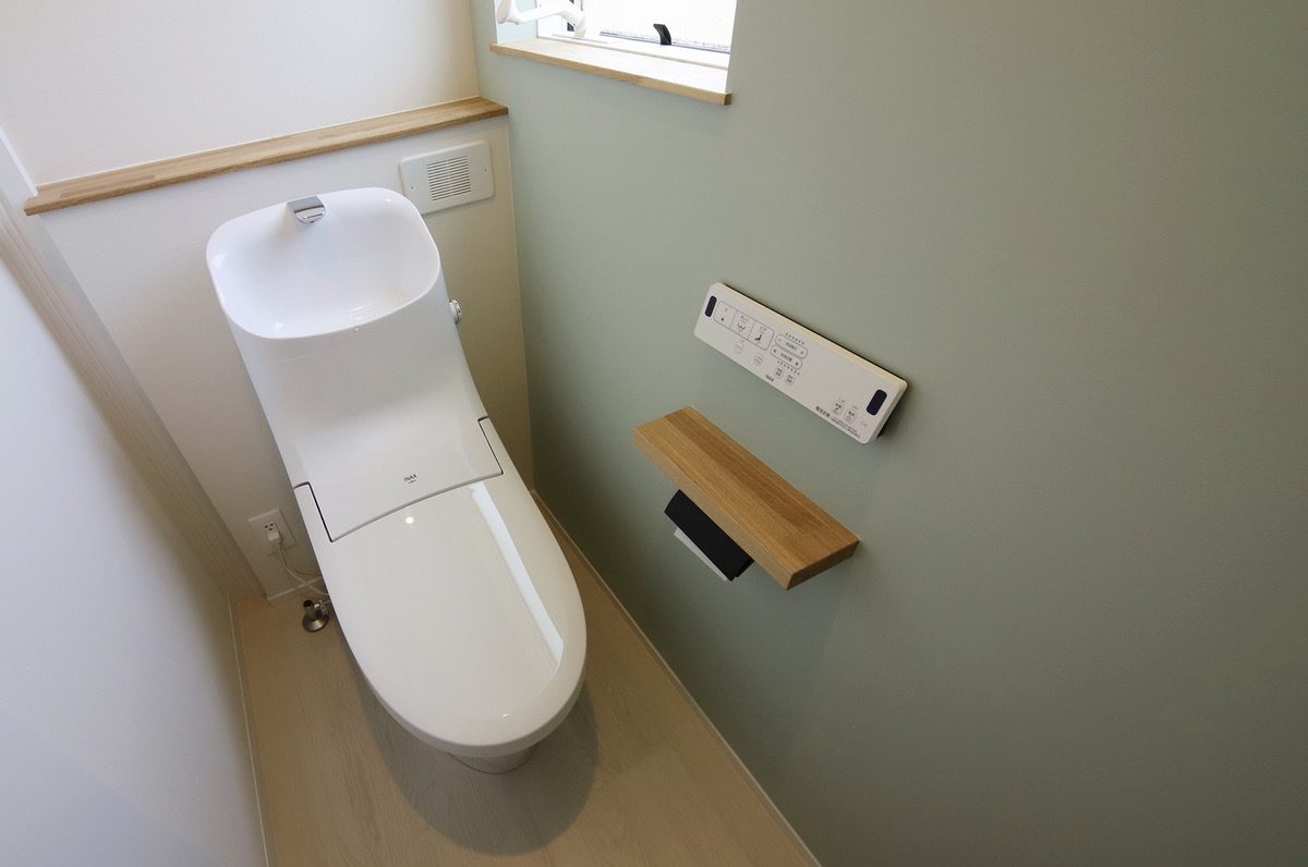トイレットペーパーホルダーに小物置きがついたトイレ空間