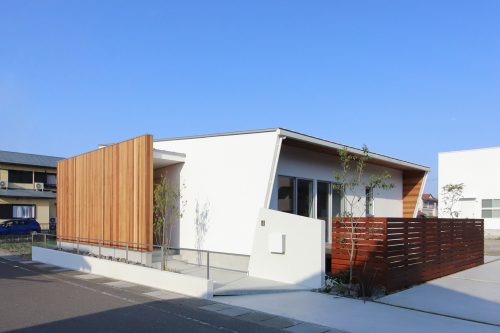 白×木の平屋外観 ハウスクラフトの分譲住宅 26坪のコンパクトな平屋