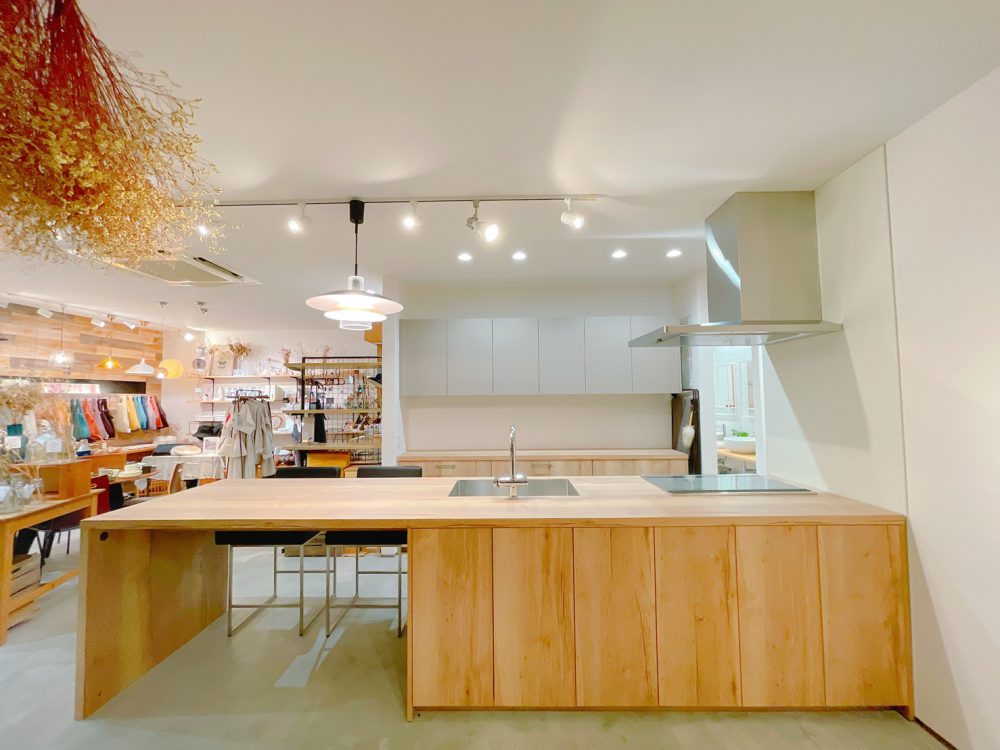 グラフテクト新キッチンのサンプルが菰野スタジオにやってきました。