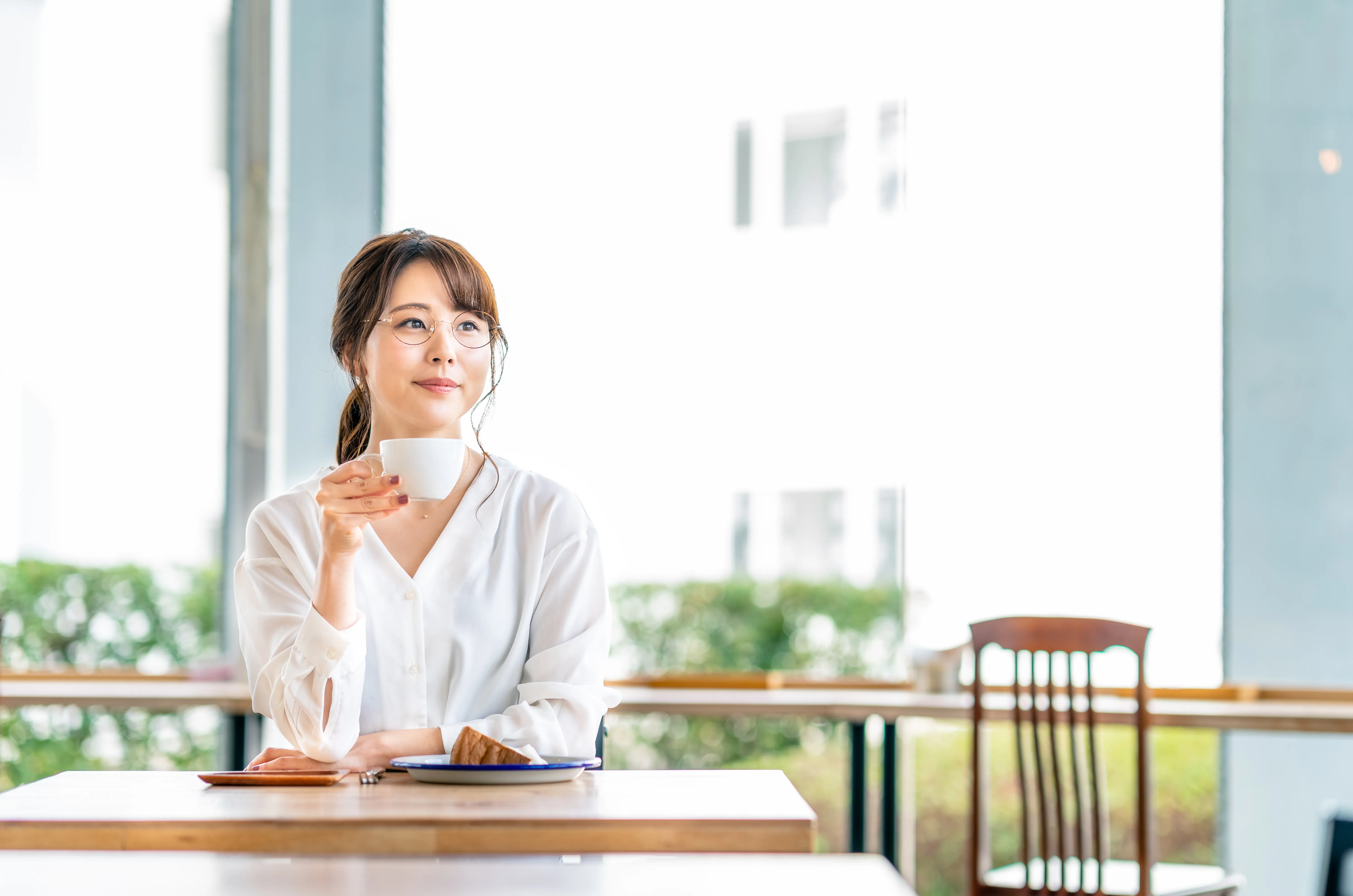 カフェでコーヒーを飲む女性
