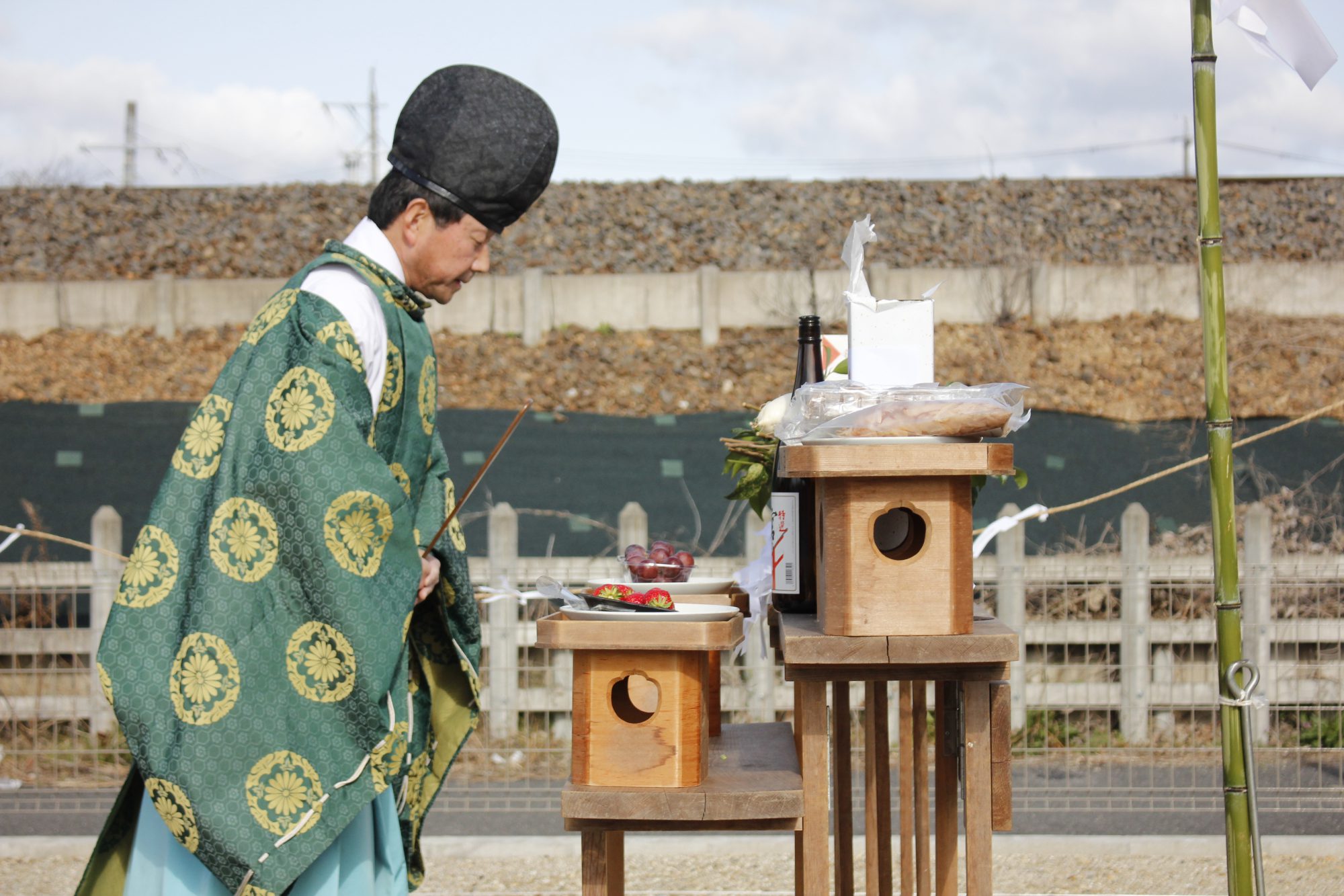 新築施工前の地鎮祭の様子 神事を取り計らう神主さん