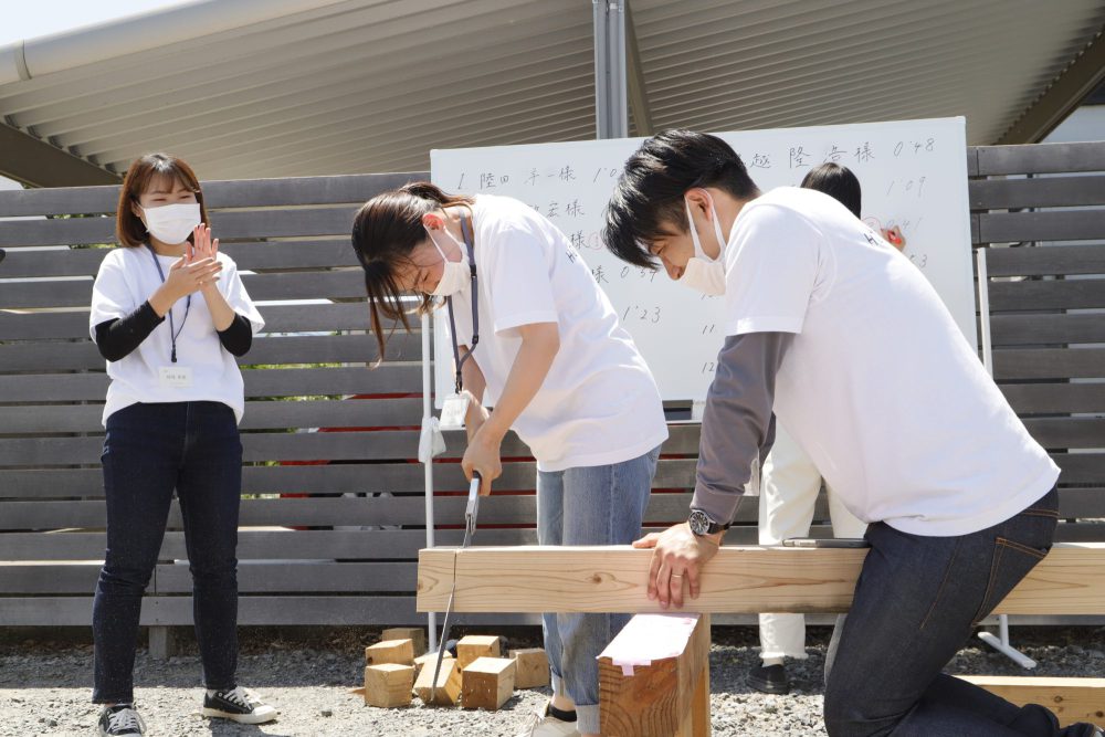 ハウスクラフトのお客様感謝祭　角材切り競争の様子　工務の女子スタッフ