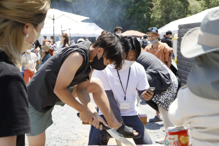 ハウスクラフトのお客様感謝祭　角材切り競争の様子