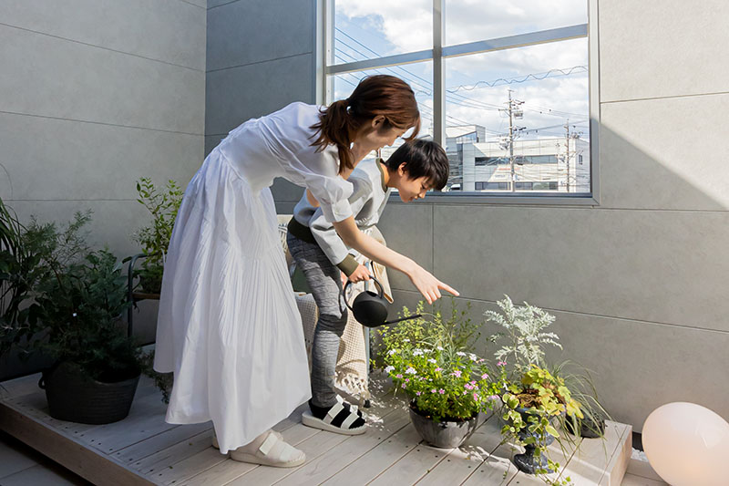 植物に水を与える親子