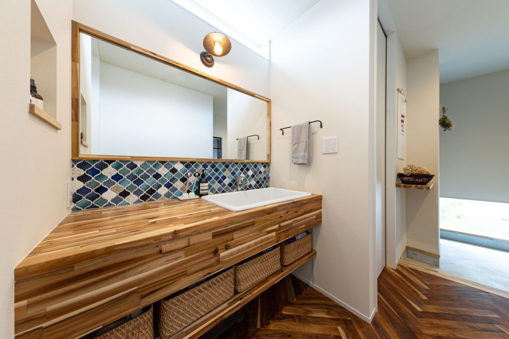 アクセントタイルと大きな鏡がおしゃれな造作洗面台 三重の注文住宅工務店ハウスクラフトの施工事例