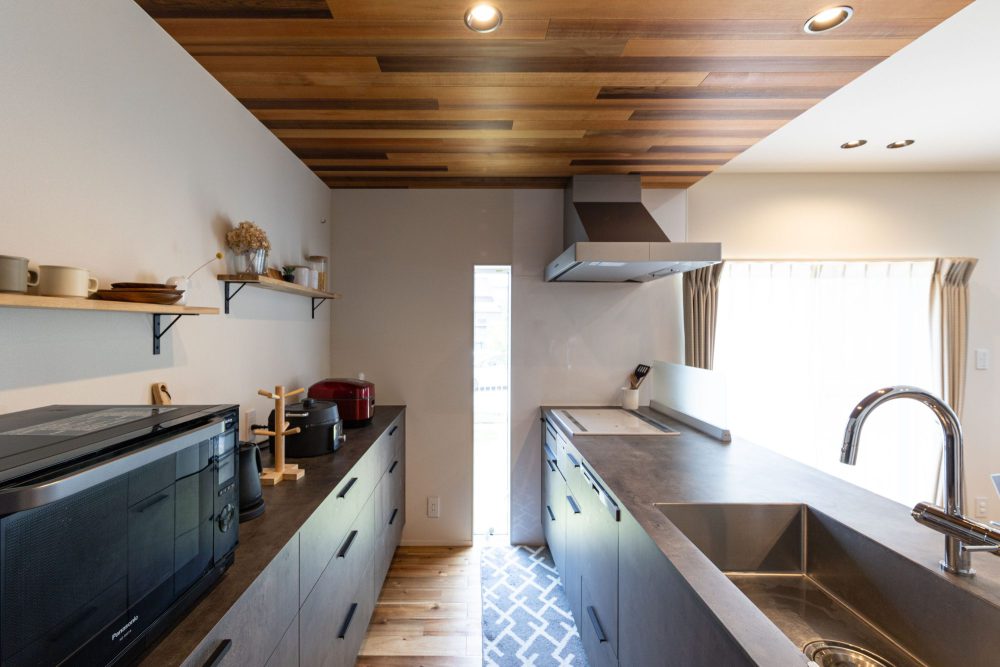 板張り天井が映えるキッチン 三重の注文住宅工務店ハウスクラフトの施工事例