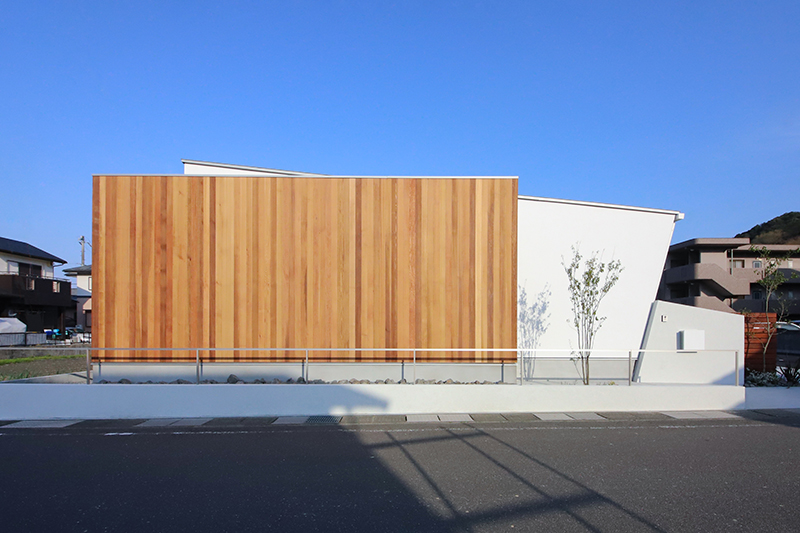 板張りと白の外壁がナチュラルな平屋 三重県の注文住宅工務店ハウスクラフト施工事例