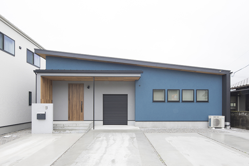 くすみブルーの外壁の平屋 三重県の注文住宅工務店ハウスクラフト施工事例