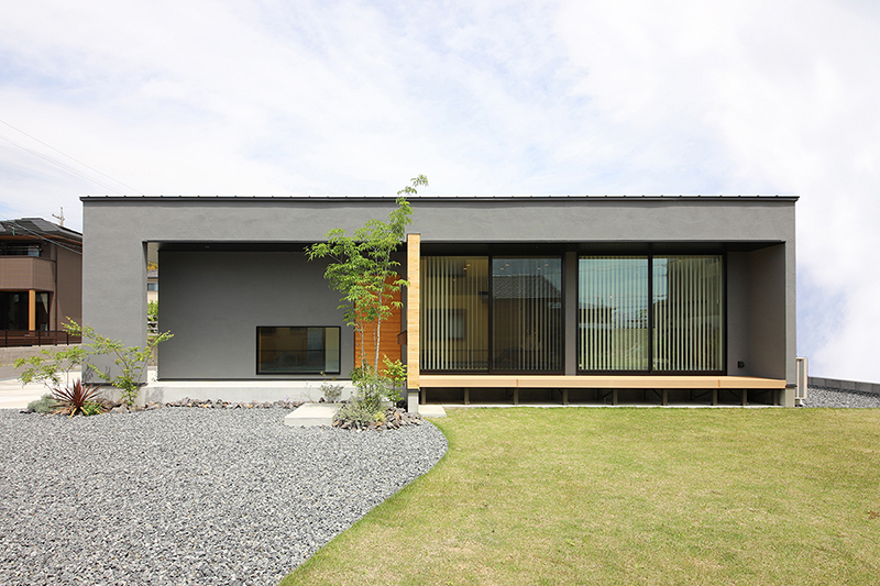 グレーの外壁の平屋と広がる芝生 三重県の注文住宅工務店ハウスクラフト施工事例