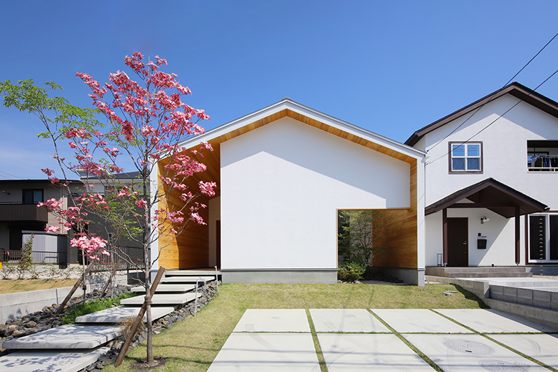 天然木をアクセントにはった三角屋根の平屋 三重県の注文住宅工務店ハウスクラフト施工事例