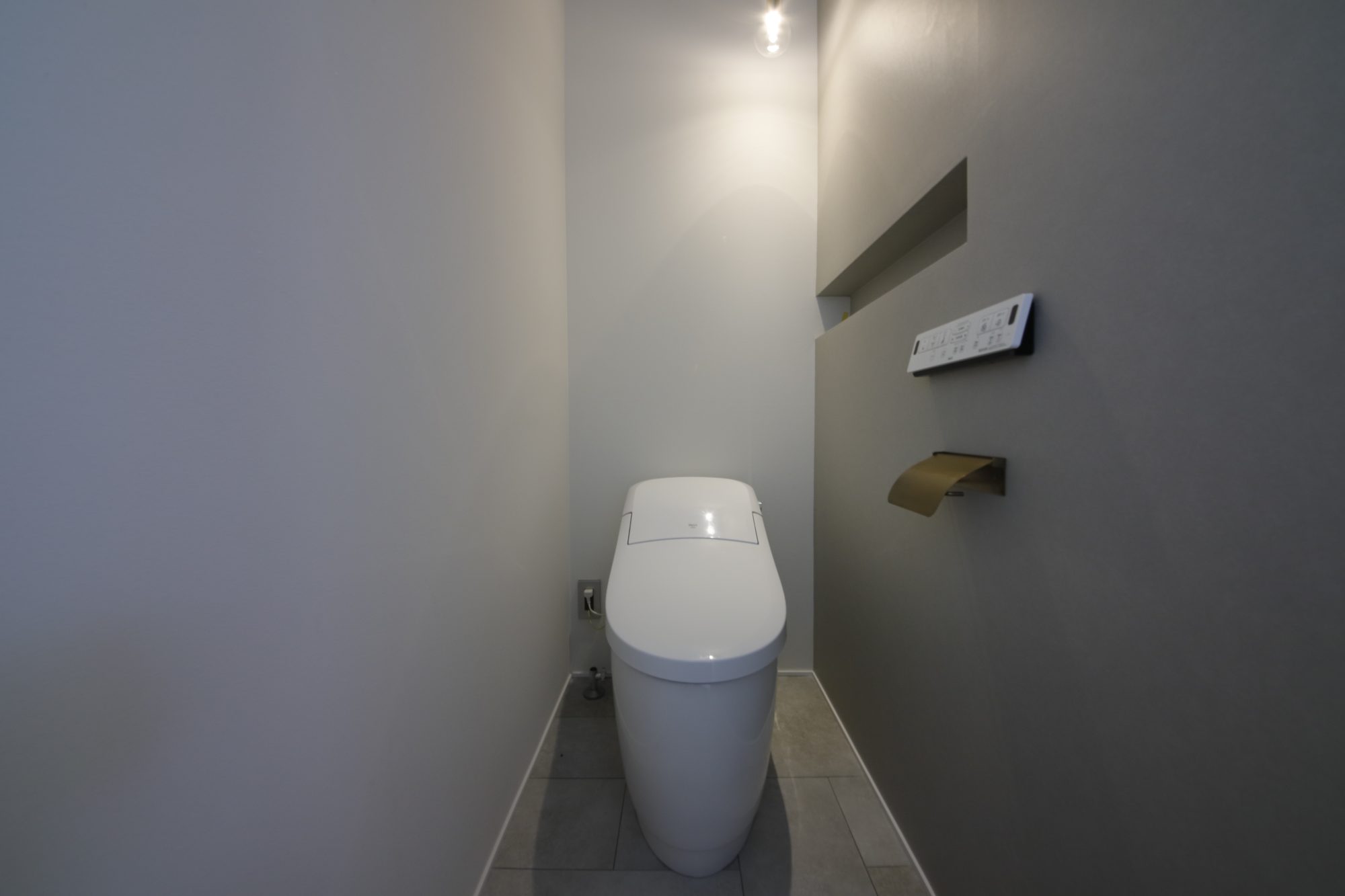 トイレのニッチ収納はトイレットペーパー、掃除用具、消臭剤を置ける