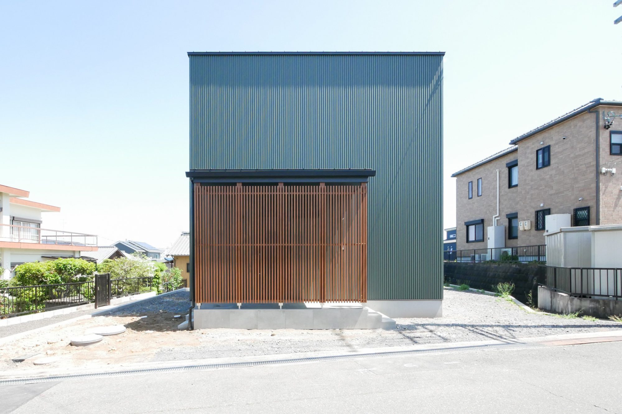 ガルバリウム鋼板＋木製格子の住宅外観 ハウスクラフトの注文住宅施工事例
