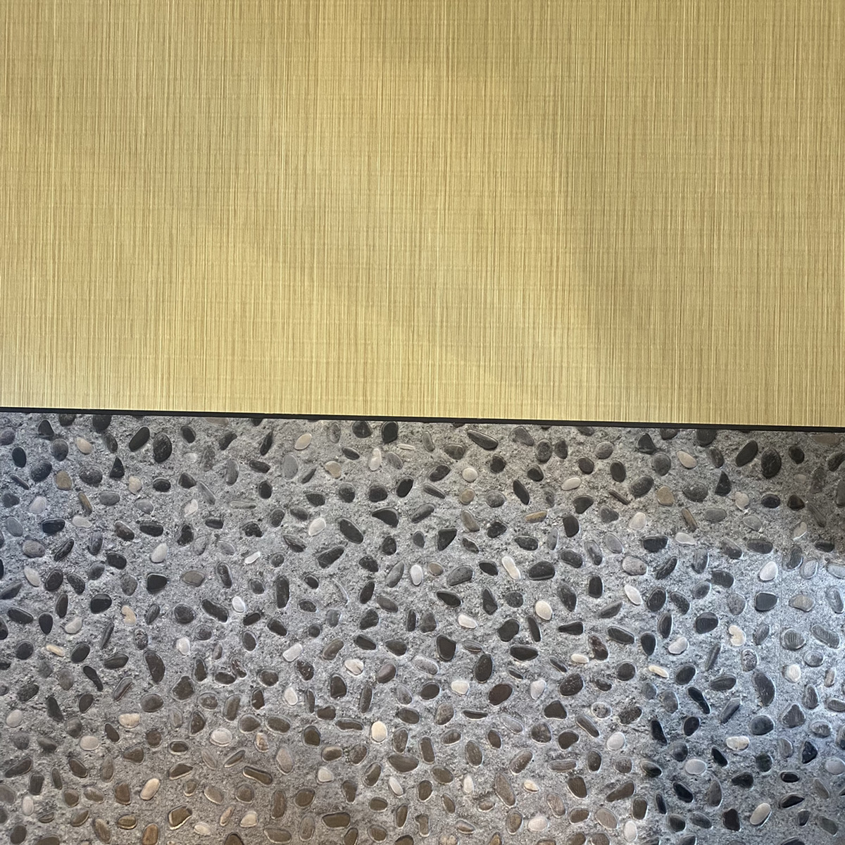 和モダンスタイル　畳のフロアタイルと石のフロアタイルの組み合わせ