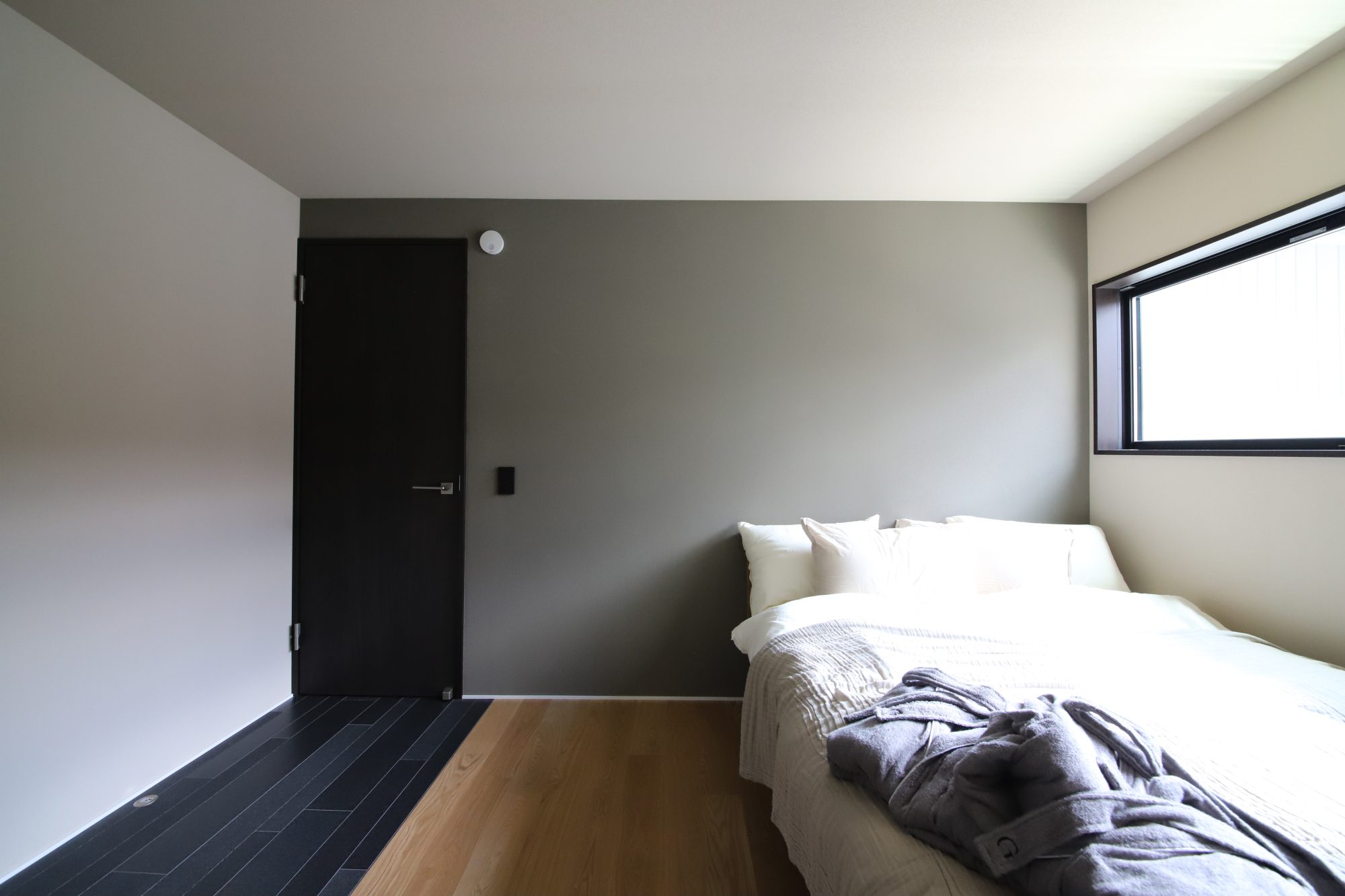 ベッドルームの壁紙に採用した珪藻土クロス 三重の注文住宅工務店ハウスクラフト