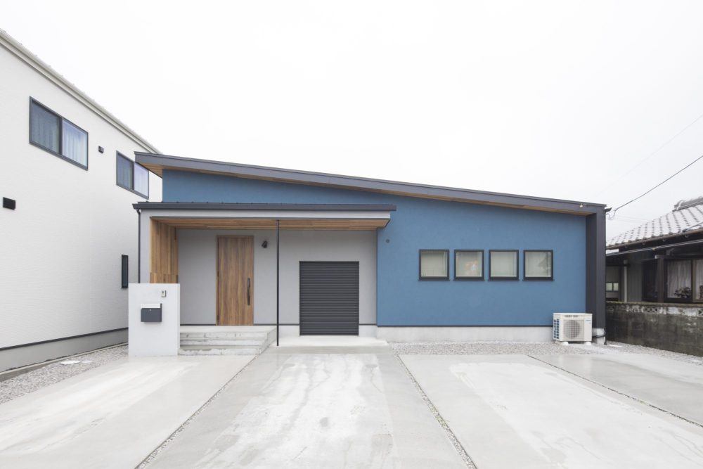 三重の注文住宅工務店ハウスクラフト ブルーの塗り壁のおしゃれな平屋外観 塗り壁材FADELESSを使用 片流れ屋根