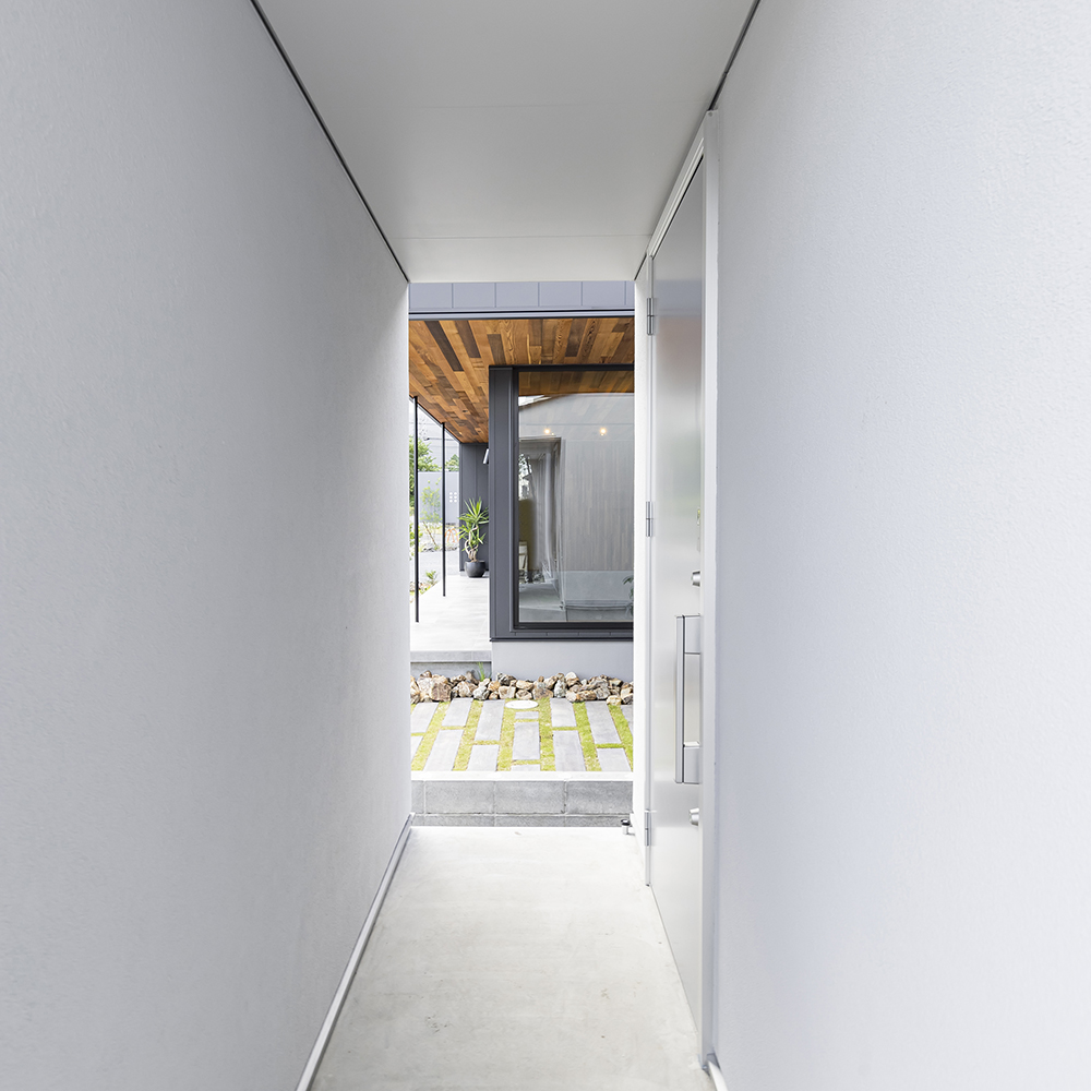 シンプルな内装に合わせて白で統一した玄関 三重の注文住宅工務店ハウスクラフト施工事例