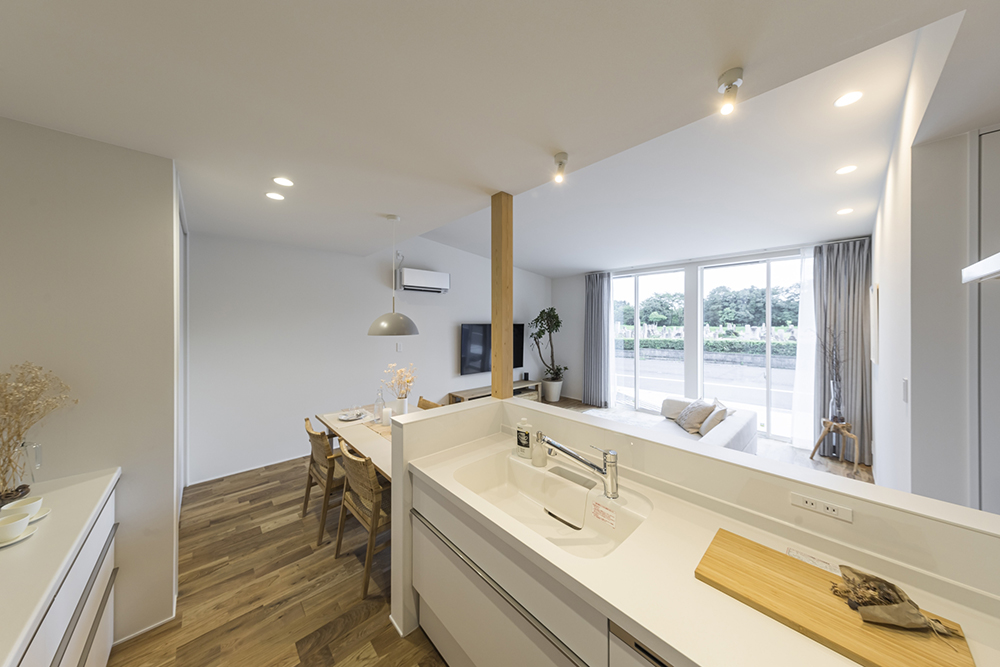 白いキッチンと天然木のフローリング 憧れのナチュラルシンプルな平屋の住宅施工事例