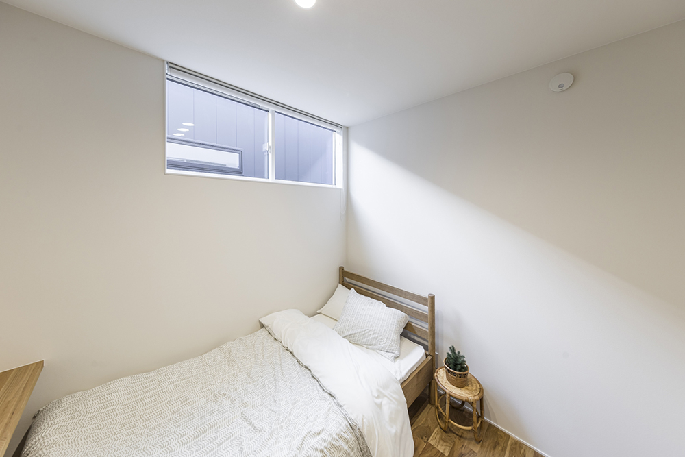 シンプルなシングルベッドがある寝室