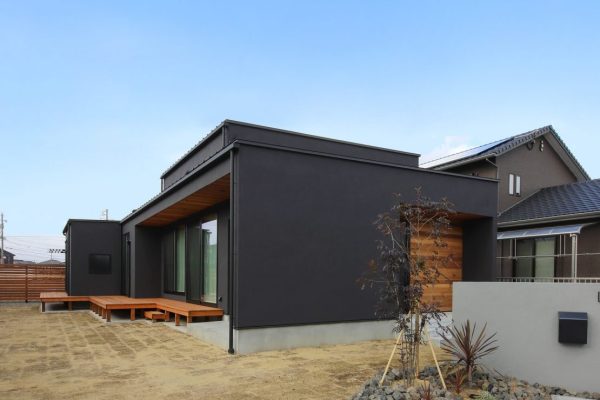 ハウスクラフトの自由設計住宅｜黒のン売り壁と木目を組み合わせた男前な平屋