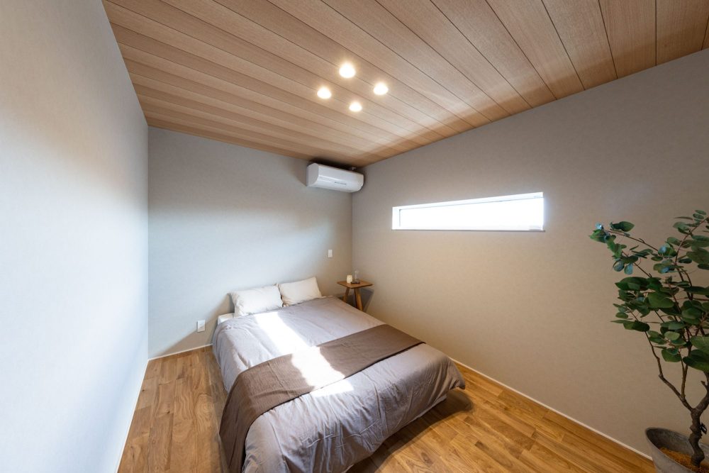 ハウスクラフト施工事例｜板張り天井とハイ再度ライトが落ち着きを演出する寝室