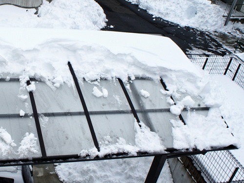 雪が積もったカーポートの屋根は破損につながることも 積雪対策をハウスクラフトが解説