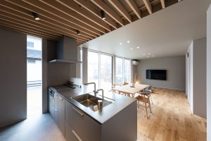 ハウスクラフトが施工する新築戸建ての内観デザイン｜天井ルーバーが美しいキッチン