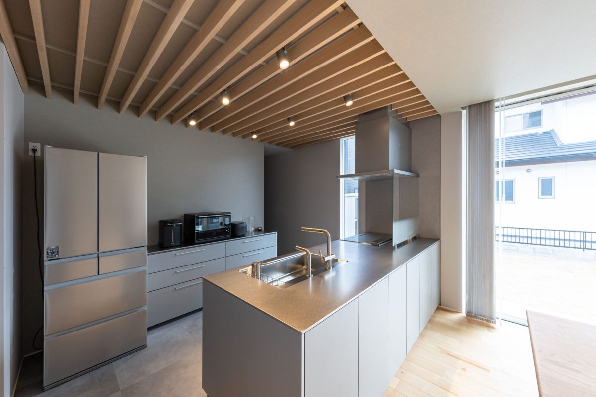 ハウスクラフト平屋の施工事例｜ルーバー天井が美しいキッチンインテリア