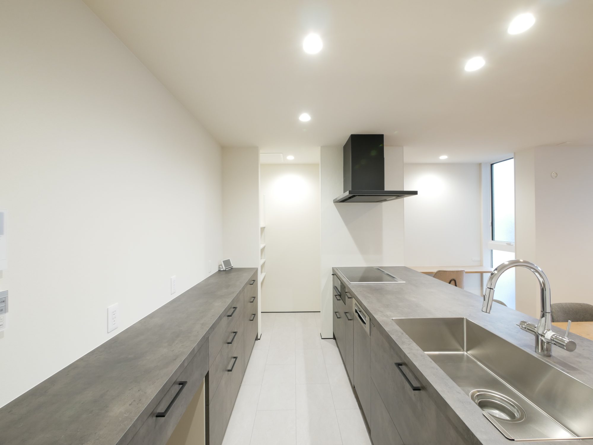 ハウスクラフトのセレクト住宅Rasiaで完成した新築住宅のキッチン 明るい白壁とグレーのキッチン