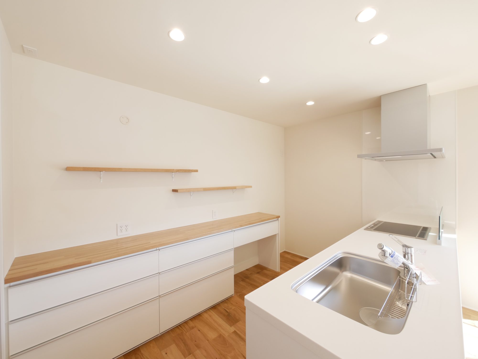 ハウスクラフトのセレクト住宅Rasiaで完成した新築住宅のキッチン 明るい白と背面棚のキッチン