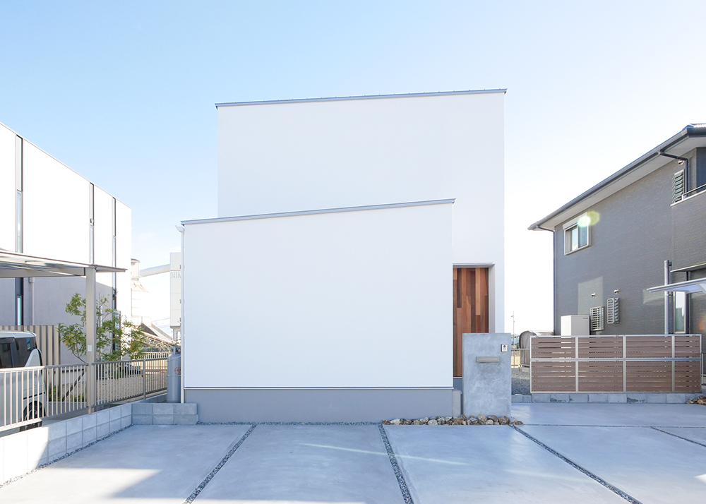 白い外観の二階建ての家