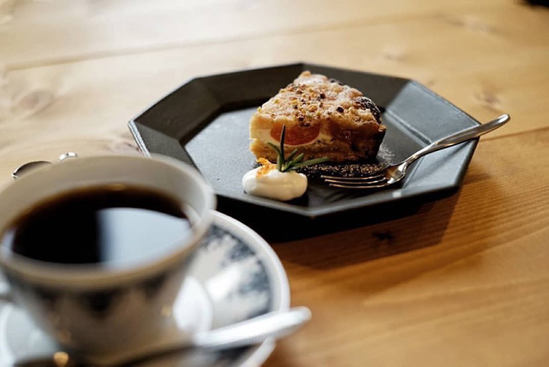 テーブルに置かれたケーキとコーヒー