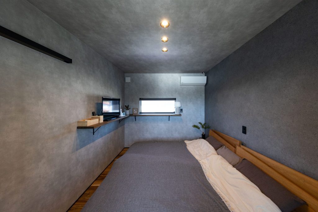 三重の工務店ハウスクラフト｜グレーで統一した落ち着きのある寝室